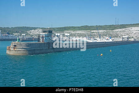 Dover Harbour et sea wall voir de l'extérieur du port ferry Banque D'Images