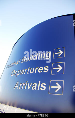 Conseils Bleu signe devant les portes principales à l'aéroport de Doncaster Sheffield, anciennement appelé l'Aéroport Robin Hood Doncaster Sheffield, Banque D'Images