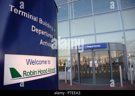 Personne à l'entrée de l'aéroport de Doncaster Sheffield, anciennement appelé l'Aéroport Robin Hood Doncaster Sheffield, Banque D'Images