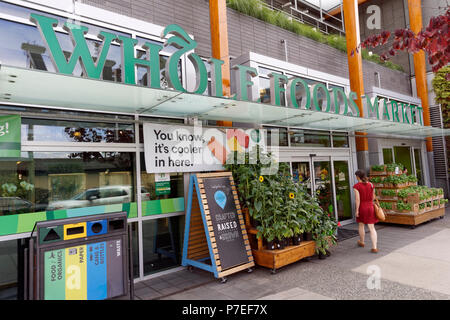 Une femme entrant dans la Whole Foods Market épicerie sur la rue Cambie à Vancouver, BC, Canada Banque D'Images