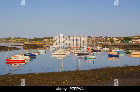 29 juin 2018 Les petits bateaux de plaisance et yachts sur leurs amarres sur une belle soirée d'été dans Groomsport Village Harbour Co Down Irlande du Nord Banque D'Images