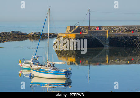 29 juin 2018 Les petits bateaux de plaisance et yachts sur leurs amarres sur une belle soirée d'été dans Groomsport Village Harbour Co Down Irlande du Nord Banque D'Images