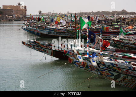 Dans les pirogues peintes aux couleurs vives du quai des pêcheurs de Saint-Louis-du-Sénégal, Sénégal Banque D'Images