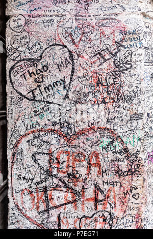 L'amour tient written au mur de la maison de Romeo à Vérone Italie Banque D'Images