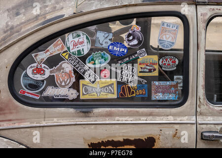 Autocollants repéré sur une fenêtre d'un côté vintage coccinelle Volkswagen. Banque D'Images