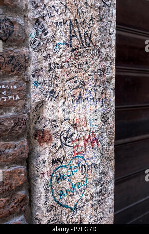 L'amour tient written au mur de la maison de Romeo à Vérone Italie Banque D'Images