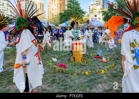 Groupe de danse aztèque, Gathering Festival, célébration du solstice d'été, Vancouver, Emery Barnes Park, British Columbia, Canada. Banque D'Images