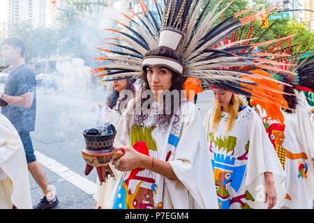 Groupe de danse aztèque, Gathering Festival, célébration du solstice d'été, Vancouver, Colombie-Britannique, Canada. Banque D'Images