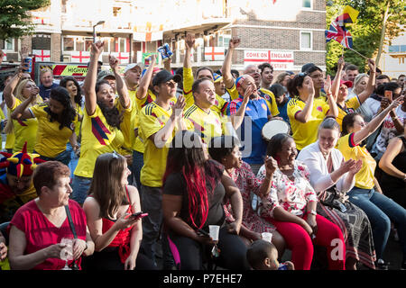 Les membres de la communauté colombienne la Colombie regarder jouer l'équipe nationale de football contre l'Angleterre lors de finales de la Coupe du Monde FIFA 2018. Banque D'Images