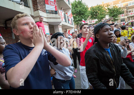 Des fans de l'Angleterre de la Kirby dans Bermondsey regarder le match de Coupe du Monde FIFA 2018 l'Angleterre contre la Colombie. Banque D'Images