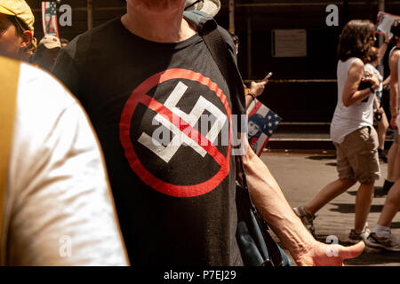 CHICAGO, ILLINOIS, USA - 30 juin 2018 : Des manifestants lors des familles appartiennent ensemble rally protester contre le sort des enfants migrants séparés. Banque D'Images