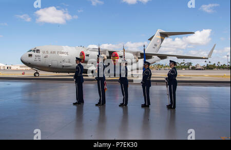 La 15e base de l'aile sur la garde d'Honneur se prépare à présent les couleurs lors de la 15e Escadron de maintenance, cérémonie de passation de commandement, d'une base commune Pearl Harbor-Hickam, New York, 29 juin 2018. La 15e AMXS est une force totale de l'unité de maintenance d'aéronefs intégré composé de service actif, l'Air National Guard, et civils responsables qui sont en charge de la gestion et l'entretien de la production de tous les aéronefs affectés à JBPHH. (U.S. Air Force photo de Tech. Le Sgt. Heather Redman) Banque D'Images