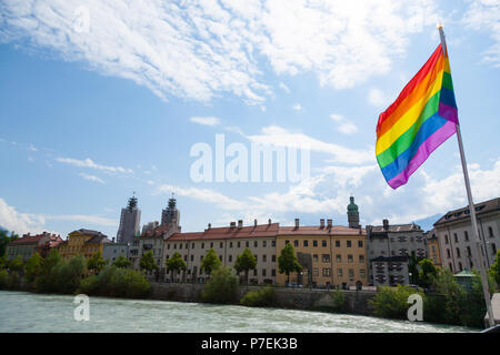 Le centre-ville d'Innsbruck. Drapeau arc-en-ciel sur la rivière Inn Banque D'Images