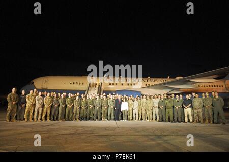 Le Vice-président américain Mike Pence et sa femme, Karen Pence, posent pour une photo avec les membres du service des États-Unis à l'aéroport international La Aurora à Guatemala City, au Guatemala, au cours de leur visite pour voir les dégâts causés par le volcan Fuego, le 28 juin 2018. Les membres du Service avec des Groupe de travail air-sol marin - Southern Command et 1er bataillon du 228e Régiment d'aviation, de la Force opérationnelle - Bravo, escorté Karen Pence, première dame du Guatemala Patricia Morales et le personnel de la ville d'Escuintla, un dans la région affectée par les récentes éruptions volcaniques. Les Marines et les marins d'SPMAGTF-SC sont conductin Banque D'Images