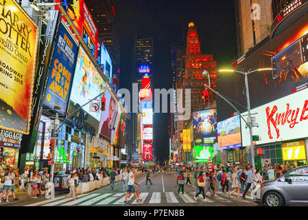 New York, USA- 06 septembre 2017 : Vue de nuit Times Square-central et de la place principale de New York. Rue, voitures, les gens et les touristes. Banque D'Images