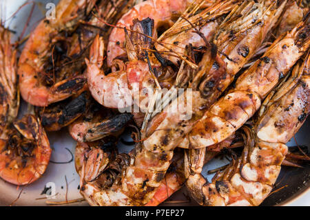 Royal grillé appétissant de crevettes. Seafood Grill sur la cuisinière, sur le marché de l'alimentation de rue. Banque D'Images
