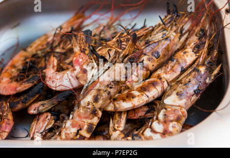 Royal grillé appétissant de crevettes. Seafood Grill sur la cuisinière, sur le marché de l'alimentation de rue. Banque D'Images