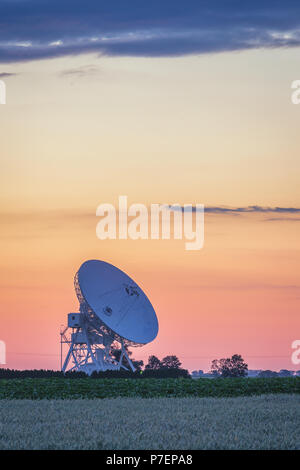 Couleurs pastel sur le ciel en été coucher de soleil sur l'antenne radiotélescope Banque D'Images