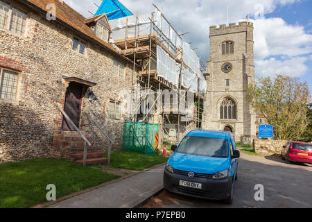 Place du marché dans le Kent, UK. Charing Eglise Saint Pierre et Saint Paul. Un van constructeurs bleu à l'avant-plan et les échafaudages sur le palais des évêques Banque D'Images