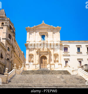 San Francesco est l'une des nombreuses nouvelles églises construites après la ville de Noto a été pratiquement détruit par le tremblement de terre de 1693. De style baroque Banque D'Images