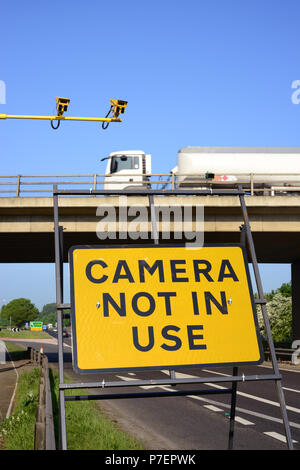 La vitesse moyenne de l'appareil photo n'est pas en cours d'utilisation panneau d'avertissement lors de travaux routiers pour le trafic sur l'A64 york yorkshire royaume uni Banque D'Images