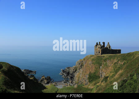 700 cent ans château près de Portpatrick Dunskey, Dumfries et Galloway, au sud ouest de l'Écosse, au Royaume-Uni. Banque D'Images