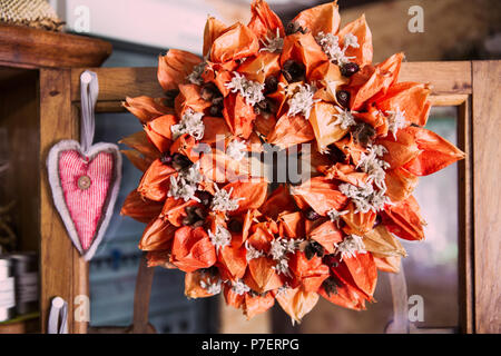 Accueil Lanterne séchées Fleurs Bouquet et décoration Shabby chic Banque D'Images