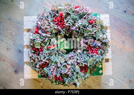 Fleurs sèches de Hydrangea fait maison Décoration de la Couronne aux fruits rouges Banque D'Images