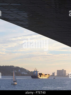 Vue sur Fleuve vers Porto. Brandaö MAAT, Lisbonne, Portugal. Architecte : UN LA, 2016. Banque D'Images