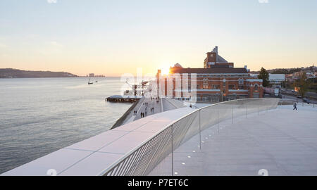 La tombée de la terrasse la vue vers l'ouest. MAAT, Lisbonne, Portugal. Architecte : UN LA, 2016. Banque D'Images