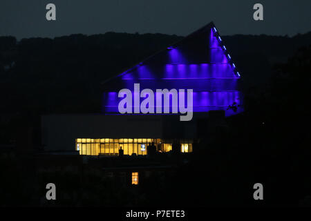 Le théâtre Marlowe, Canterbury allumé en bleu de nuit vue du haut de la butte, Dane Dane John John Gardens, Canterbury, Kent, Angleterre. Banque D'Images