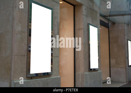 Des maquettes d'affiches pour la publicité ,Empty blank billboard, commercial,public prêt pour une nouvelle publicité, selective focus Banque D'Images