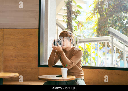 Guy asiatique photo prend avec l'appareil photo Banque D'Images