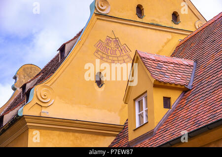 La Fuggerei, Augsbourg, Bavière, Allemagne - Le Sud du pignon de l'église St Markus avec cadran solaire comme vu à partir de la Herrengasse. Banque D'Images