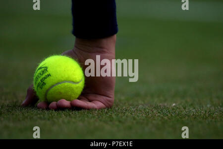 Une Ball boy est titulaire d'une balle de tennis sur le quatrième jour du tournoi de Wimbledon à l'All England Lawn Tennis et croquet Club, Wimbledon. ASSOCIATION DE PRESSE Photo. Photo date : Jeudi 5 juillet 2018. Voir l'histoire de Wimbledon TENNIS PA. Crédit photo doit se lire : Steven Paston/PA Wire. RESTRICTIONS : un usage éditorial uniquement. Pas d'utilisation commerciale sans l'accord préalable écrit de l'. PROFILS TÊTES L'utilisation de l'image fixe seulement - pas d'images en mouvement pour émuler la diffusion. Pas de superposition ou l'enlèvement de parrain/ad logos. Appelez le  +44 (0)1158 447447 pour de plus amples informations. Banque D'Images