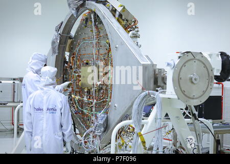 Turin, Italie - Octobre 2014 : les techniciens travaillant sur le module sonde ExoMars, pour une mission sur Mars, à l'usines Thales Alenia Space Banque D'Images