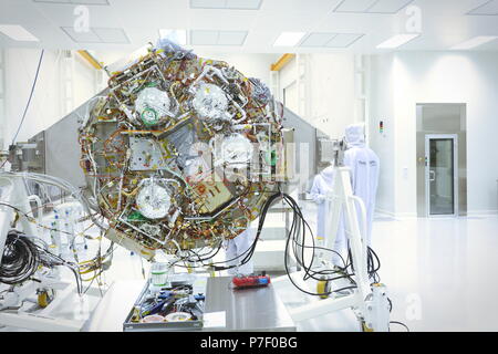 Turin, Italie - Octobre 2014 : les techniciens travaillant sur le module sonde ExoMars, pour une mission sur Mars, à l'usines Thales Alenia Space Banque D'Images