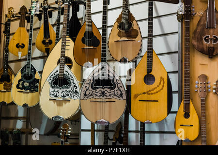 Le Bouzouki en vente en magasin de musique à Athènes, Grèce. Instrument de musique traditionnelle grecque . Banque D'Images