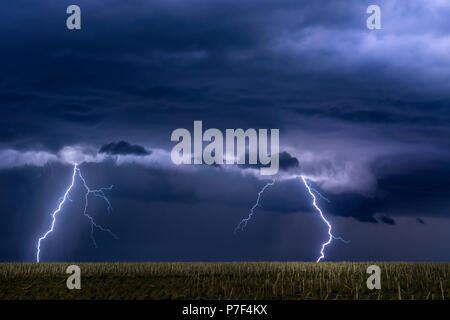 Un mezocyclone orage avec les nuages qui se forment sur les plaines dans Tornado Alley, New York la nuit Banque D'Images