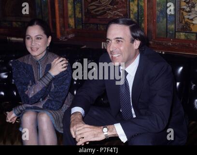 ISABEL PREYSLER CON EL MARQUES DE GRIÑON , CARLOS FALCO DURANTE UN ACTO PUBLICO. Banque D'Images