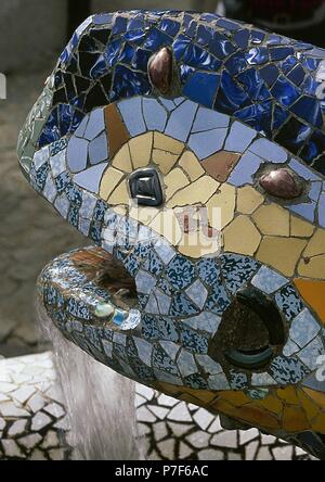 Barcelone, Catalogne, Espagne. Parc Guell, conçu par Antonio Gaudi, 1900-1914. Salamandre, fontaine Dragon, connu comme 'le dragon'. Entrée du parc. Le modernisme catalan. Banque D'Images