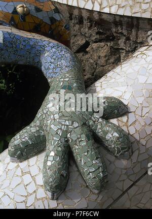 Barcelone, Catalogne, Espagne. Parc Guell, conçu par Antonio Gaudi, 1900-1914. Salamandre, fontaine Dragon, connu comme 'le dragon'. Entrée du parc. Le modernisme catalan. Détail d'une jambe. Banque D'Images