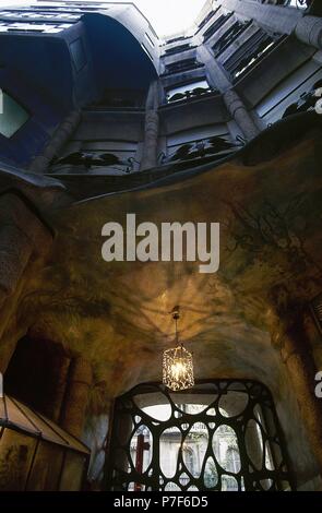 Barcelone, Catalogne, Espagne. La Casa Mila ou la Pedrera. Bâtiment moderniste conçu par Antonio Gaudi entre 1906 et 1912. Dans le hall au plafond et façade de l'intérieur. Banque D'Images