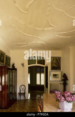 Barcelone, Catalogne, Espagne. La Casa Mila ou la Pedrera. Bâtiment moderniste conçu par Antonio Gaudi entre 1906 et 1912. Vacances d'une famille bourgeoise. La salle de séjour. Banque D'Images