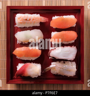 Cuisine japonaise Sushi bac rouge square Banque D'Images