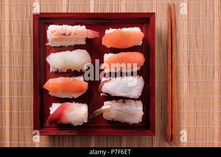 Cuisine japonaise Sushi baguettes bac rouge Banque D'Images