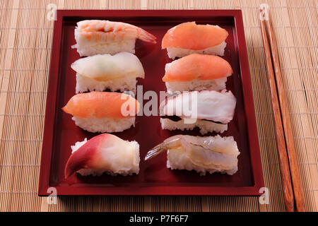 Cuisine japonaise Sushi baguettes bac rouge Banque D'Images