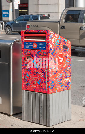 Boîte de courrier de Postes Canada colorés dans une rue de Toronto (Ontario). Banque D'Images