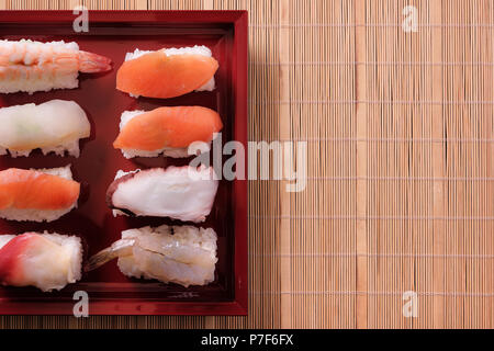 Cuisine japonaise Sushi bac rouge copy space Banque D'Images