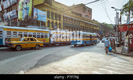 Mai 27,2018. Kolkata, Bengale occidental, Inde. La ville indienne de route avec le trafic du matin en face de bâtiment colonial du patrimoine. Banque D'Images